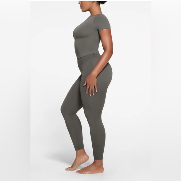 Skims NWT Fits Everybody Short Sleeve T-Shirt Multiple Sizes - Picture 4 of 6